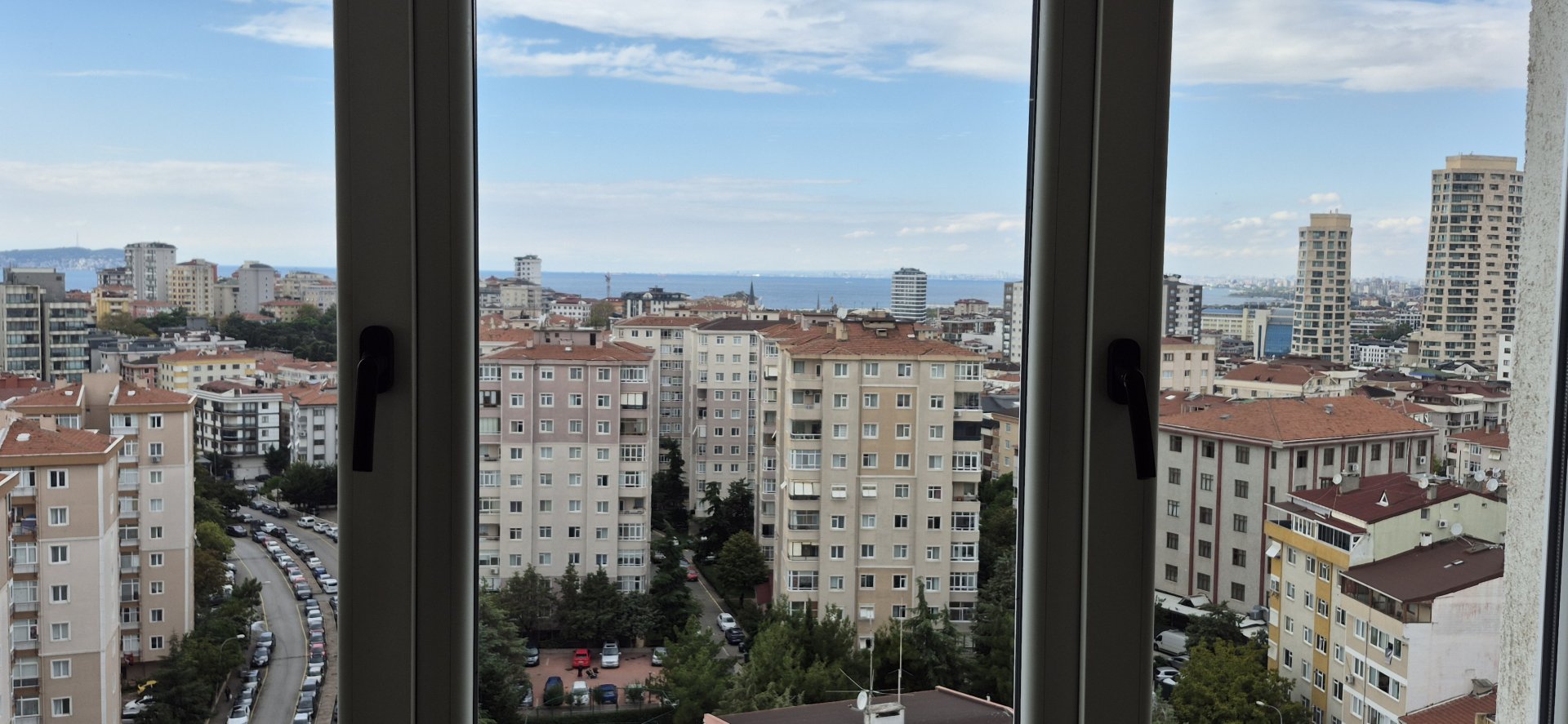 ALTAYÇEŞMEDE DENİZ MANZARALI SİTE İÇERİSİNDE MİMARDAN DEKORLU 3+1 GÜNEY DAİRE