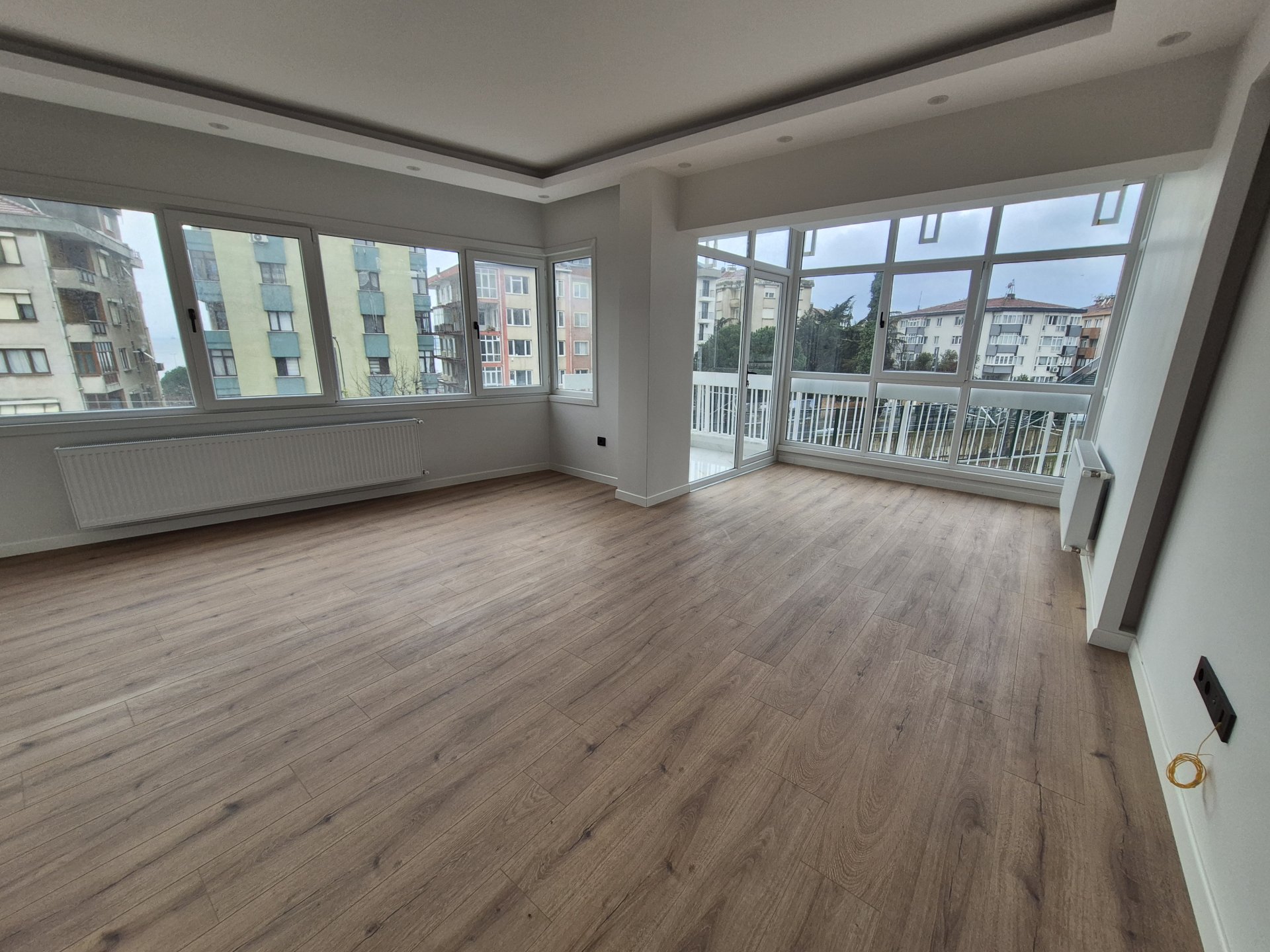 KARTAL İSTASYON CADDESİNDE İÇİ HARİKA YAPILI KISMİ DENİZ GÖREN GENİŞ M2Lİ 