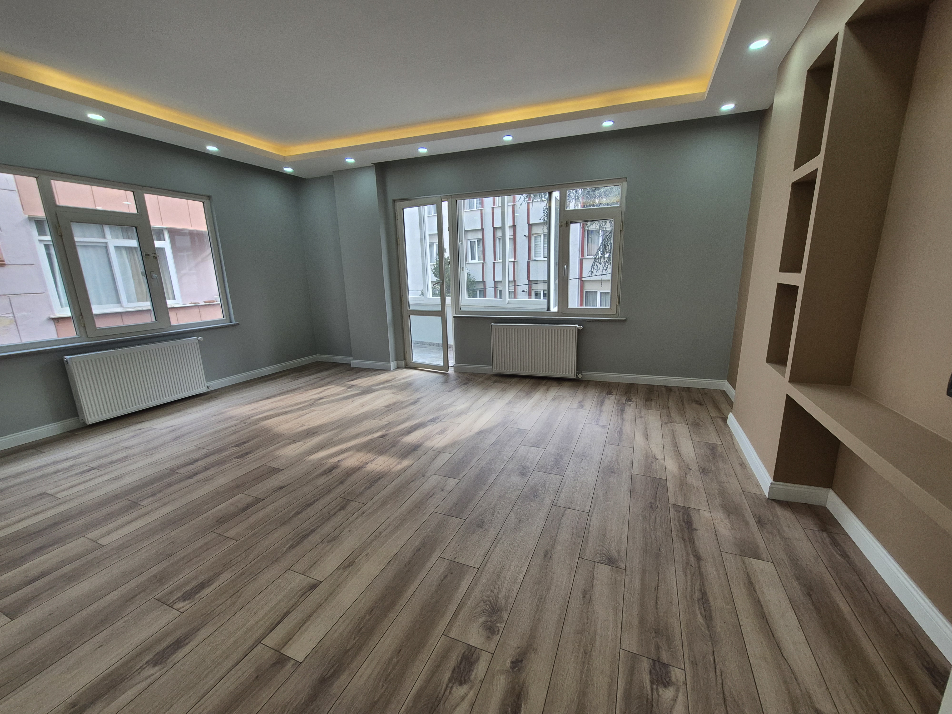 ALTINTEPE 63 DE HARİKA LOKASYONDA 3+1 KOMBİLİ ÖN CEPHE 1.KAT